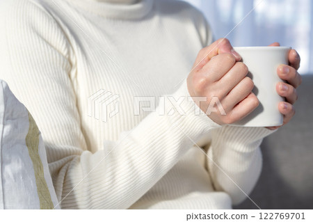 女人的手與杯子 女人的手與杯子 122769701