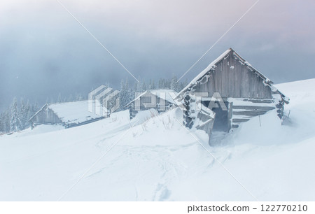 Cabin in the mountains in winter. Mysterious fog. In anticipation of holidays. Carpathians. Ukraine, Europe Cabin in the mountains in winter. Mysterious fog. In anticipation of holidays. Carpathians. Ukraine, Europe 122770210