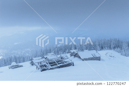 Cabin in the mountains in winter. Mysterious fog. In anticipation of holidays. Carpathians. Ukraine, Europe 122770247