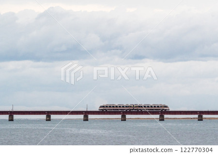 [Miyamai Line] A deadhead train crossing the Yura River Bridge early in the morning 122770304