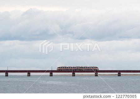 [Miyamai Line] A deadhead train crossing the Yura River Bridge early in the morning 122770305