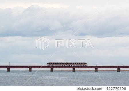 [Miyamai Line] A deadhead train crossing the Yura River Bridge early in the morning 122770306