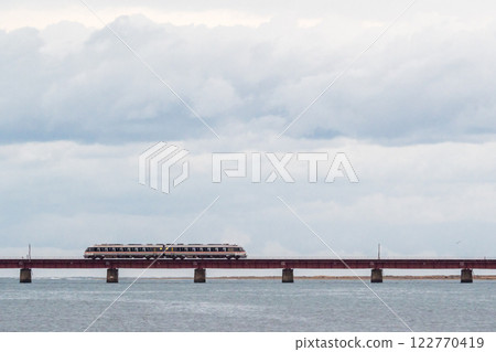 [Miyamai Line] A deadhead train crossing the Yura River Bridge early in the morning 122770419