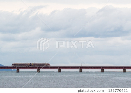 [Miyamai Line] A deadhead train crossing the Yura River Bridge early in the morning 122770421