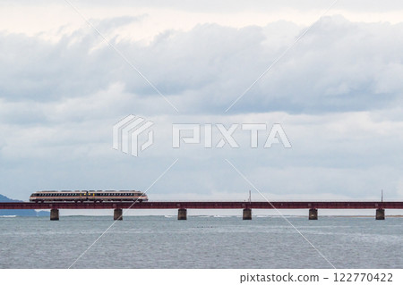 [Miyamai Line] A deadhead train crossing the Yura River Bridge early in the morning 122770422