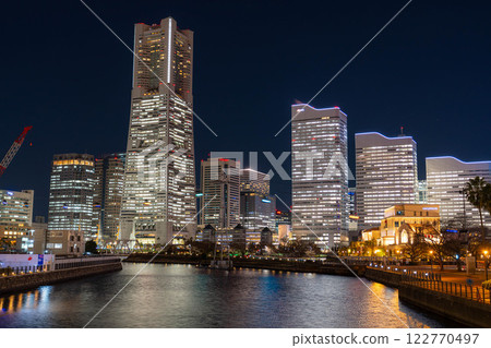 [Night view material] Night view of Minato Mirai from Bankokubashi Bridge [Kanagawa Prefecture] 122770497