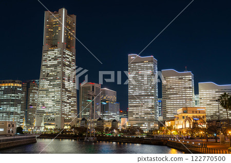 [Night view material] Night view of Minato Mirai from Bankokubashi Bridge [Kanagawa Prefecture] 122770500