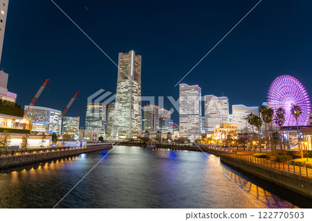 [Night view material] Night view of Minato Mirai from Bankokubashi Bridge [Kanagawa Prefecture] 122770503