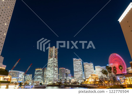 [Night view material] Night view of Minato Mirai from Bankokubashi Bridge [Kanagawa Prefecture] 122770504