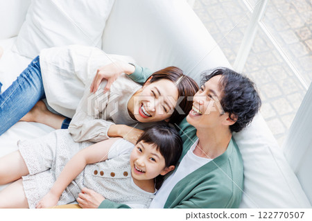 一家人在客廳的沙發上放鬆 一家人在客廳的沙發上放鬆 122770507