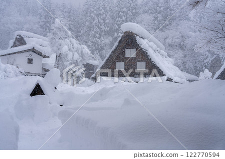 [Heavy snow material] Snow scenery of Shirakawa-go with record-breaking snowfall [Gifu Prefecture] 122770594