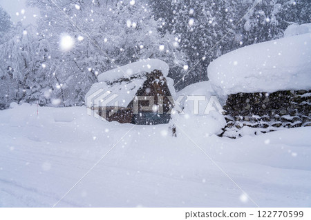 [Heavy snow material] Snow scenery of Shirakawa-go with record-breaking snowfall [Gifu Prefecture] 122770599