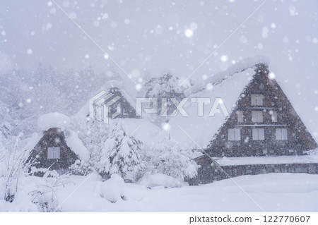 [Heavy snow material] Snow scenery of Shirakawa-go with record-breaking snowfall [Gifu Prefecture] 122770607
