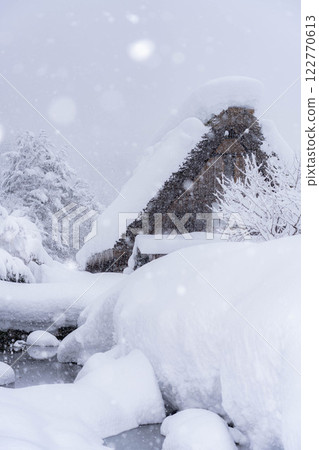 [Heavy snow material] Snow scenery of Shirakawa-go with record-breaking snowfall [Gifu Prefecture] 122770613