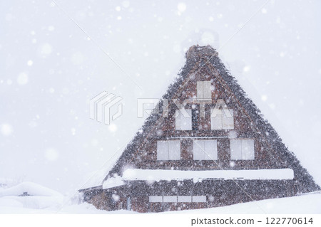 [Heavy snow material] Snow scenery of Shirakawa-go with record-breaking snowfall [Gifu Prefecture] 122770614