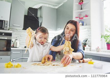 Mom loving the oven for the daughter of the cookie. Mom loving the oven for the daughter of the cookie. 122770964