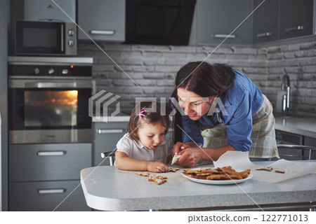 pet bake painted by mother and daughter. 122771013