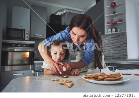 pet bake painted by mother and daughter. 122771015