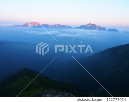 從鹿島槍山望去日出時的立山和劍山 122772054