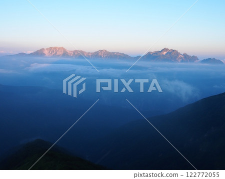 從鹿島槍山望去日出時的立山和劍山 122772055