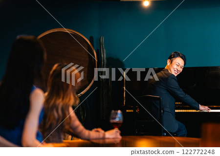 鋼琴師在酒吧演奏 鋼琴師在酒吧演奏 122772248