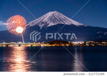 <Yamanashi Prefecture> Mt. Fuji and fireworks, Lake Kawaguchi winter fireworks 122772384