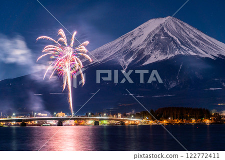 <山梨縣>富士山與煙火、河口湖冬季煙火 122772411
