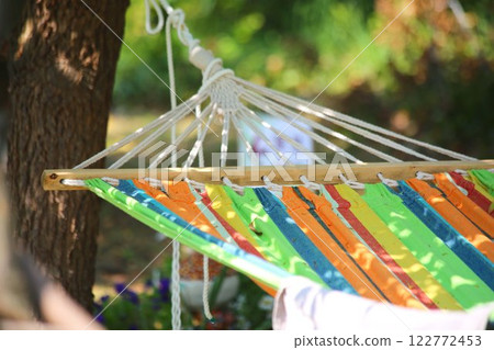 在別墅的吊床上小憩 122772453