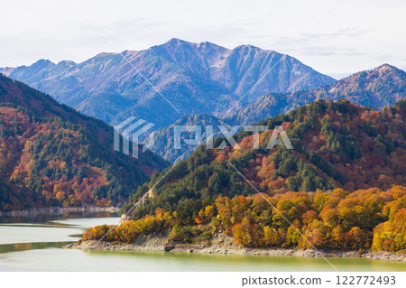 秋天的立山黑部阿爾卑斯山路線~紅葉的黑部水壩(黑部湖) 秋天的立山黑部阿爾卑斯山路線~紅葉的黑部水壩(黑部湖) 122772493