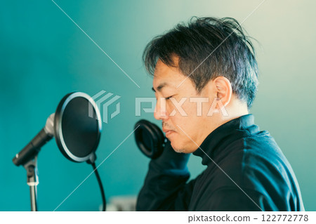 立志成為歌手的中年男子 122772778