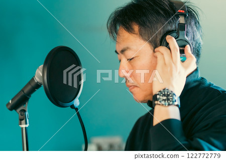 立志成為歌手的中年男子 122772779