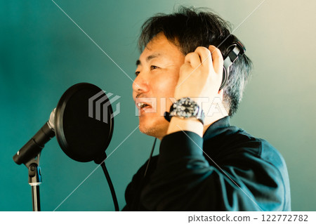 立志成為歌手的中年男子 122772782