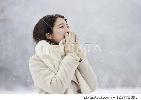 一名戴著圍巾的日本女子站在白雪皚皚的冬季國家 一名戴著圍巾的日本女子站在白雪皚皚的冬季國家 122772893