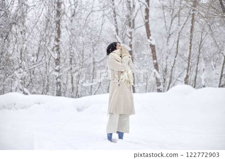 一名戴著圍巾的日本女子站在白雪皚皚的冬季國家 一名戴著圍巾的日本女子站在白雪皚皚的冬季國家 122772903