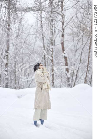 一名戴著圍巾的日本女子站在白雪皚皚的冬季國家 一名戴著圍巾的日本女子站在白雪皚皚的冬季國家 122772904