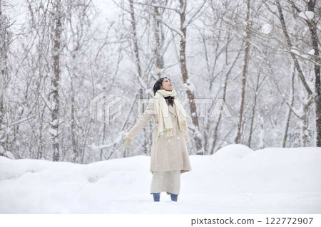 一名戴著圍巾的日本女子站在白雪皚皚的冬季國家 122772907