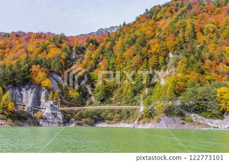 秋天的立山黑部阿爾卑斯山路線～紅葉的黑部水壩（黑部湖） 122773101