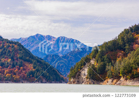 秋天的立山黑部阿爾卑斯山路線～紅葉的黑部水壩（黑部湖） 122773109