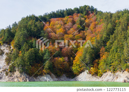 秋天的立山黑部阿爾卑斯山路線～紅葉的黑部水壩（黑部湖） 122773115