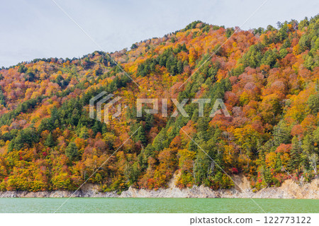 秋天的立山黑部阿爾卑斯山路線～紅葉的黑部水壩（黑部湖） 122773122