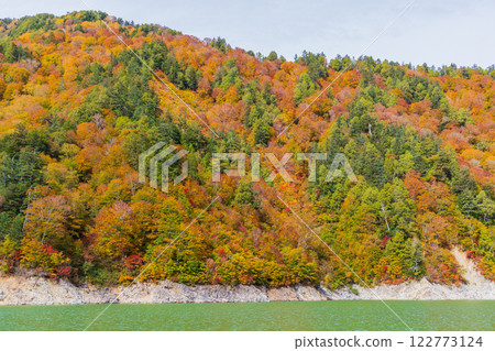 Autumn Tateyama Kurobe Alpine Route - Kurobe Dam (Lake Kurobe) with autumn leaves Autumn Tateyama Kurobe Alpine Route - Kurobe Dam (Lake Kurobe) with autumn leaves 122773124