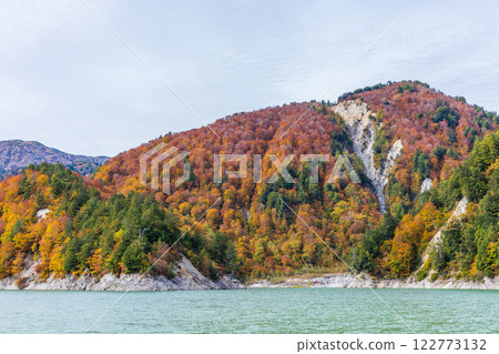 秋天的立山黑部阿爾卑斯山路線~紅葉的黑部水壩(黑部湖) 秋天的立山黑部阿爾卑斯山路線~紅葉的黑部水壩(黑部湖) 122773132