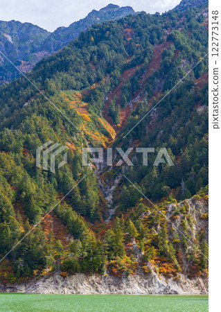 Autumn Tateyama Kurobe Alpine Route - Kurobe Dam (Lake Kurobe) with autumn leaves Autumn Tateyama Kurobe Alpine Route - Kurobe Dam (Lake Kurobe) with autumn leaves 122773148