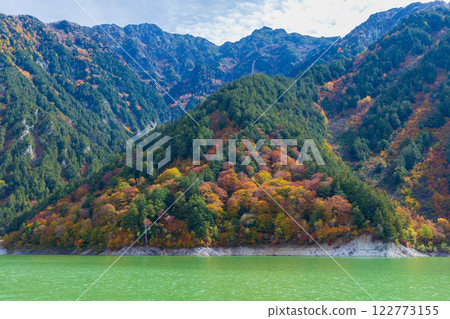 秋天的立山黑部阿爾卑斯山路線~紅葉的黑部水壩(黑部湖) 秋天的立山黑部阿爾卑斯山路線~紅葉的黑部水壩(黑部湖) 122773155