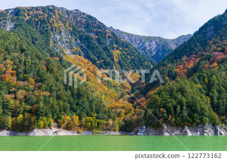秋天的立山黑部阿爾卑斯山路線~紅葉的黑部水壩(黑部湖) 秋天的立山黑部阿爾卑斯山路線~紅葉的黑部水壩(黑部湖) 122773162