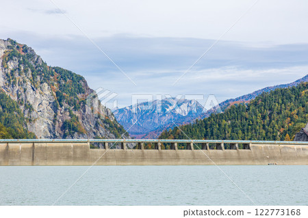 秋天的立山黑部阿爾卑斯山路線~紅葉的黑部水壩(黑部湖) 秋天的立山黑部阿爾卑斯山路線~紅葉的黑部水壩(黑部湖) 122773168