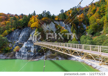 秋季立山黑部阿爾卑斯山脈路線、紅葉盡收眼底的黑部水壩（黑部湖）、蒲波溪吊橋 122773215