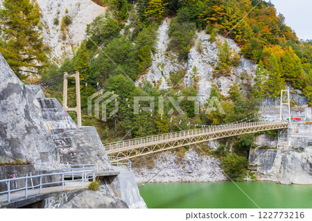 Autumn Tateyama Kurobe Alpine Route, Kurobe Dam (Lake Kurobe) with autumn leaves, Kampa Valley suspension bridge 122773216