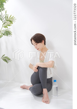 Women who do yoga Women who do yoga 122773320