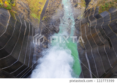 Autumn Tateyama Kurobe Alpine Route - Kurobe Dam (Lake Kurobe) with autumn leaves Autumn Tateyama Kurobe Alpine Route - Kurobe Dam (Lake Kurobe) with autumn leaves 122773399